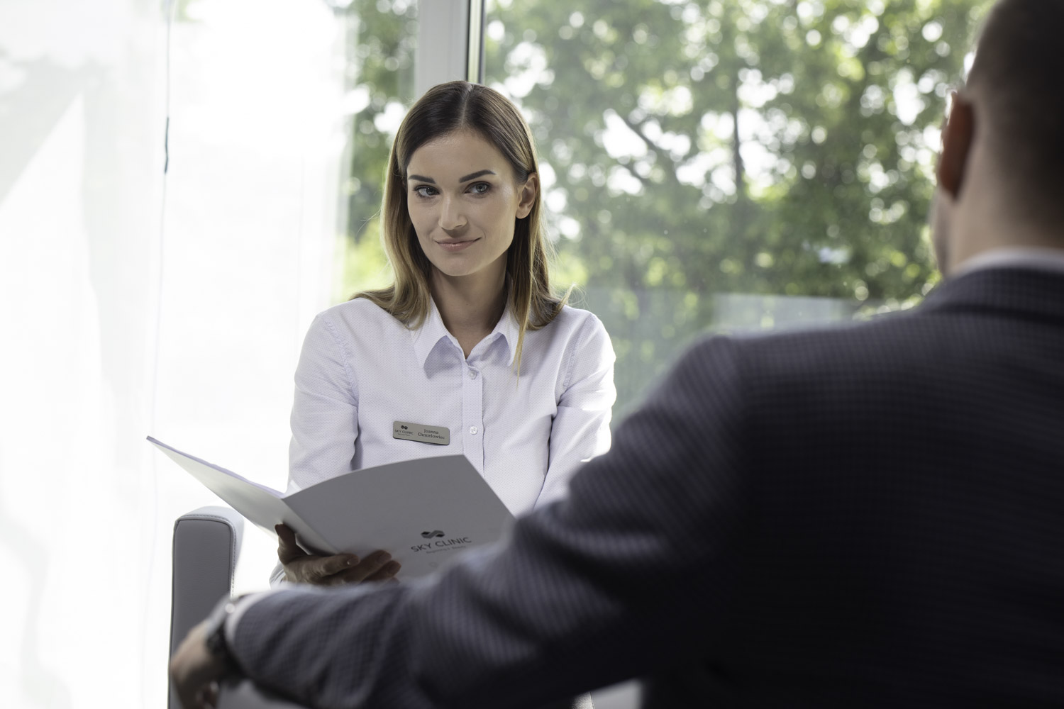 Specjalistka SkyClinic podczas konsultacji z pacjentką